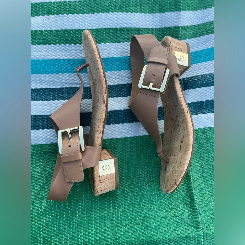 ✨🥳 Michael Kors Tan and Gold Thong Sandals Size 7.5 M Women’s - Picture 5 of 13